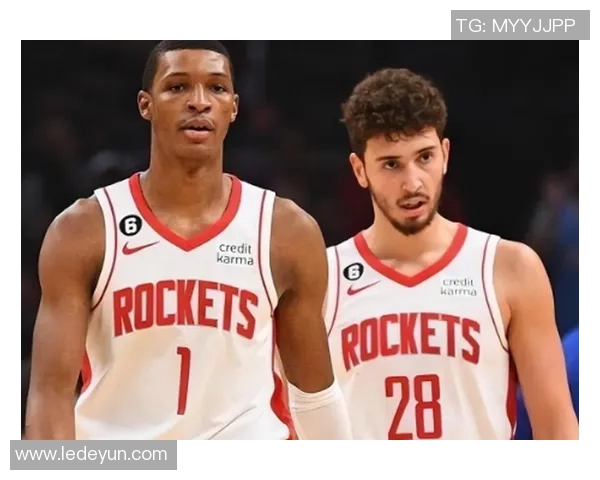 火箭队与雷霆队激战精彩瞬间英文图片分享与分析